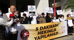 Hekimlerden 'süre' protestosu