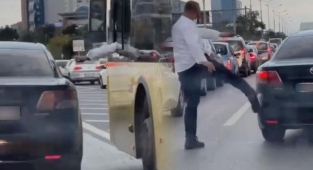 İETT şoförü otomobili tekmeledi