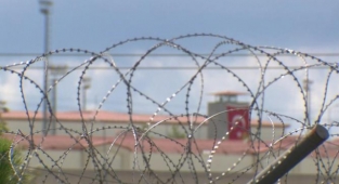 Cezaevinde kol kıran gardiyanlara dava