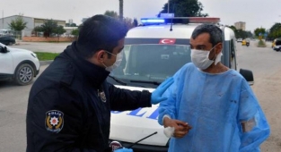 Bıçaklanan kişi tedavi gördüğü hastaneden hasta önlüğüyle kaçtı