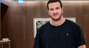 Şahan Gökbakar'dan öğretmeninden şiddet gören T.K.'ye burs