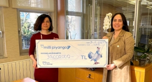 Milli Piyango özel yılbaşı çekilişi’nde 30 milyon TL ikramiye kazanan talihli çekini teslim aldı