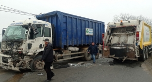Silivri'de 2 kamyon kafa kafaya çarpıştı: 2 Yaralı