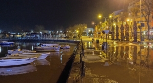 Silivri'de kar suları sahilde rögarları taşırdı