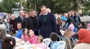 Binlerce kişi bir sofrada orucunu açıyor