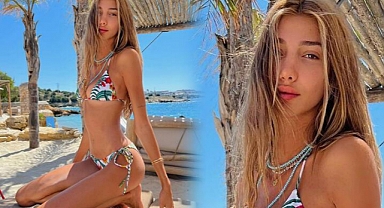 22 yaşındaki modelden çiçekli bikini pozları