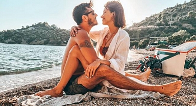 Tatilde aşka gelen Deniz Baysal, eşini öpücüklere boğdu