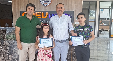 Vehbi Orakçı, öğrencilere belgelerini takdim etti