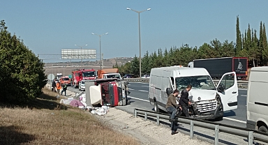 Silivri’de ev eşyalarını taşıyan kamyonet devrildi