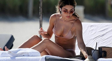 Ünlü fenomen tanga bikinisiyle tüm bakışları üzerine çekti