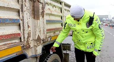 Silivri’de polis ekiplerinden kış lastiği uygulaması