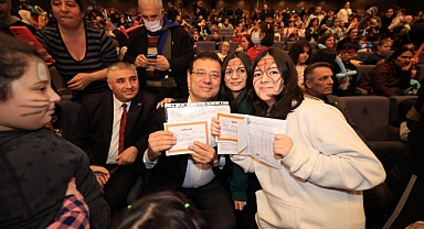 İmamoğlu, karne şenliğinde çocuklarla buluştu