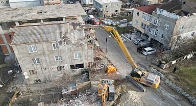 32 kaçak yapı belediye ekipleri tarafından yıkıldı