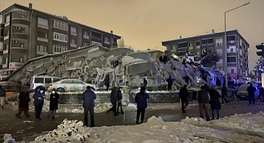 7.4'lük depremde 76 kişi hayatını kaybetti