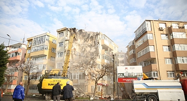 Küçükçekmece'deki Çınar Sitesi'nin yıkımına başlandı