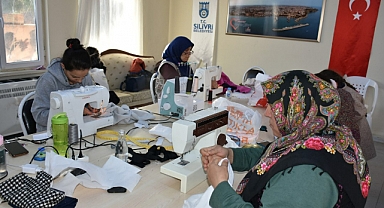 Seymenli kadınlar depremzedeler için kıyafet dikiyor
