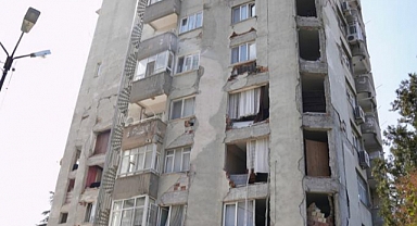 Yıkılmayan 'A2 Blok'ta' incelemede bulundu