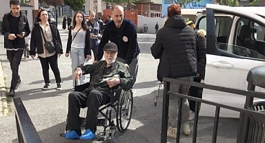 Ekipler, yaşlı vatandaşları sandığa taşıyor