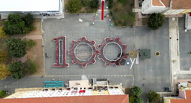 Silivri'de 600 öğrenciyle 100. yıl yazılarak Cumhuriyet kutlandı