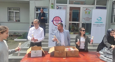 Öğrencilere çiğ köfte ve ayran ikramı
