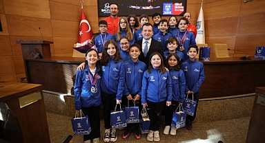 Paletli Yüzme'de dereceye giren Silivrili sporculara ödül