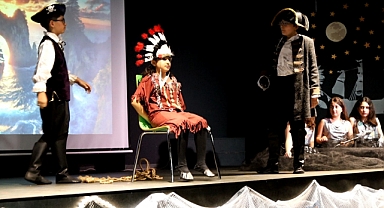 Öğrencilerden Peter Pan ile büyülü bir sahne performansı