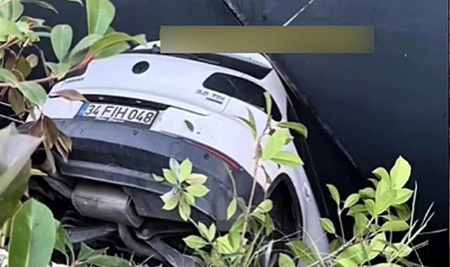 Kontrolden Çıkan Araç 9 Araca Çarptı, Boşluğa Uçtu