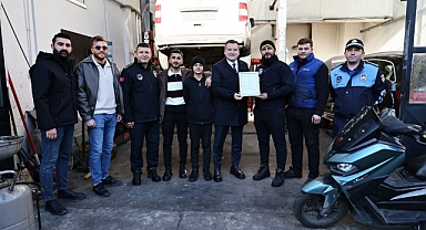 Başkan Balcıoğlu, esnaflara ruhsatlarını teslim etti