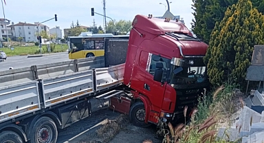Silivri’de kaza tır sürücüsü hayatını kaybetti