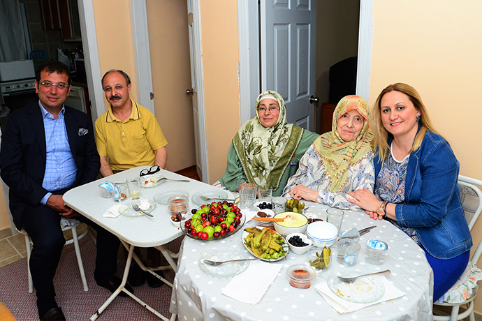 Ekrem İmamoğlu, iftarda evlere konuk oldu