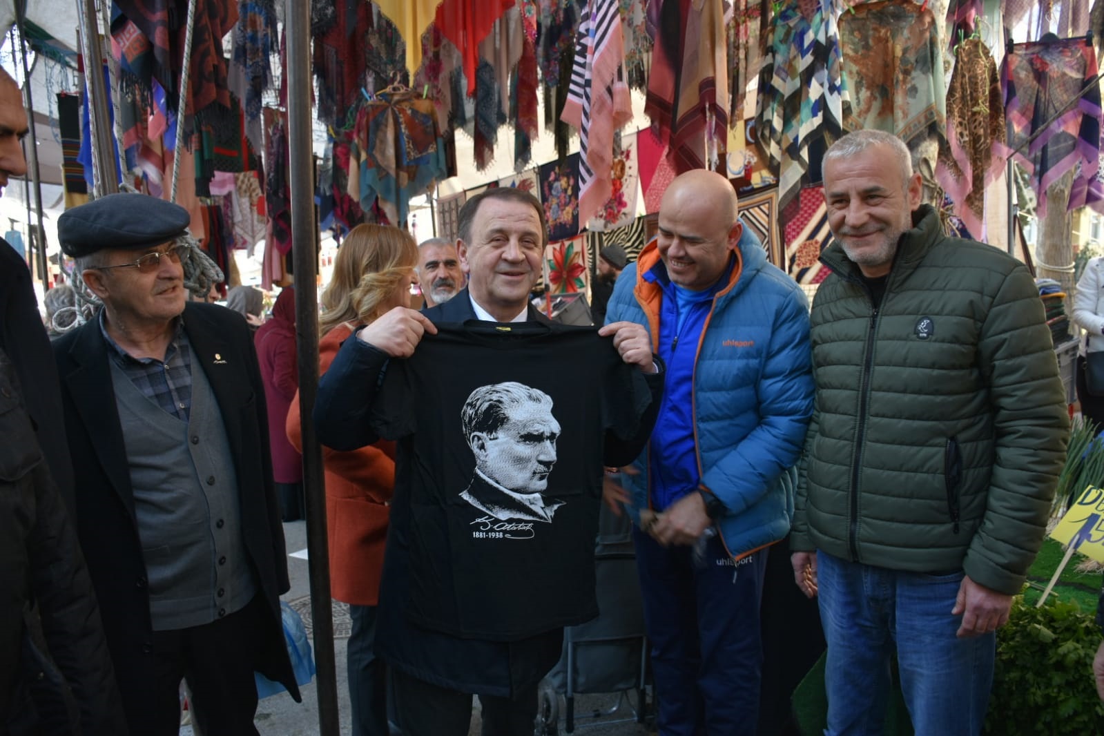 Işıklar semt pazarını ziyaret etti