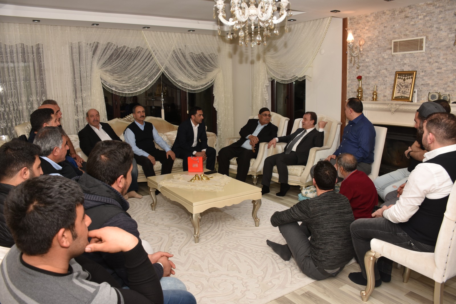 Işıklar Ev Davetlerini Geri Çevirmedi