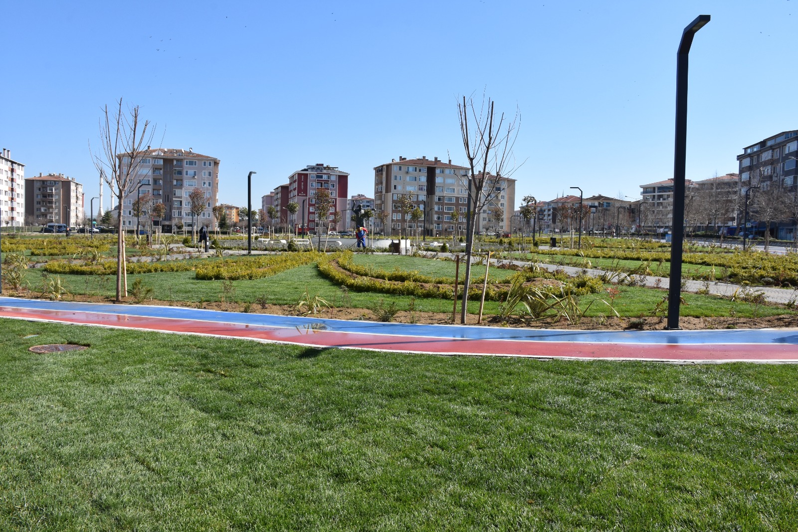 Şehir parkında çimlendirme çalışmaları tamamlandı