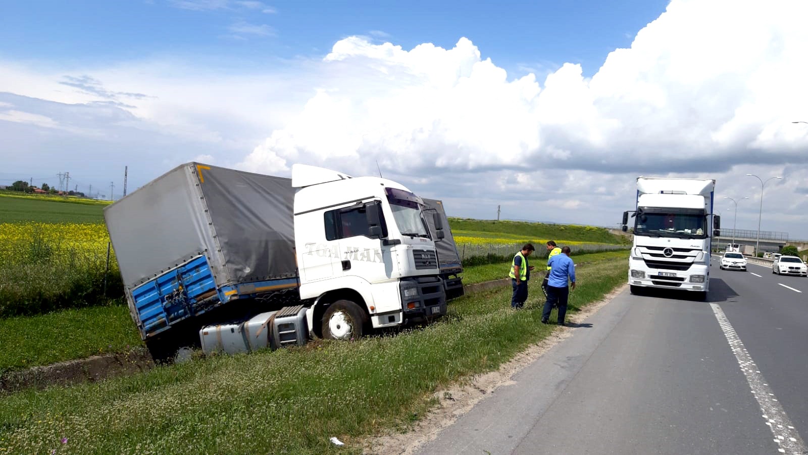 TIR yoldan çıktı: 1 yaralı