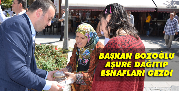 Başkan Bozoğlu aşure dağıtarak esnaf gezdi