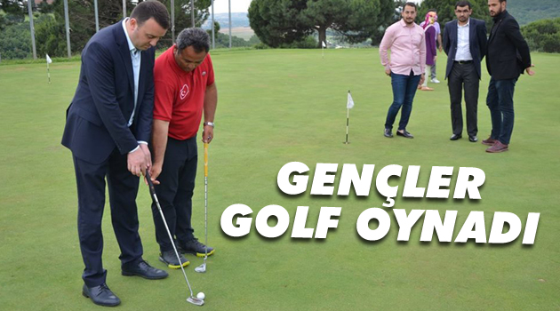 Gençler golf oynayarak stres attı