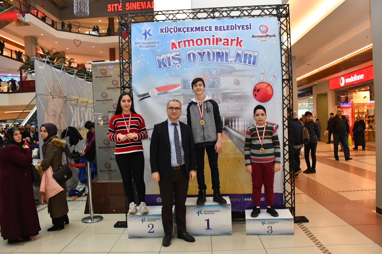 Hava hokeyi ile eğlenip kazandılar