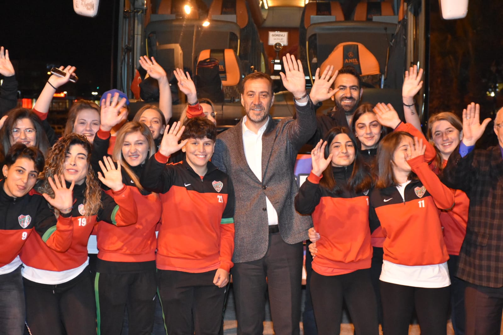 Başkan Yılmaz, kadın futbol takımını uğurladı