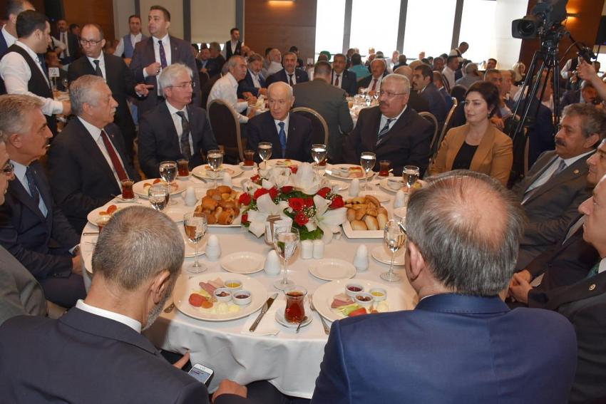 Silivri muhtarları Devlet Bahçeli ile buluştu