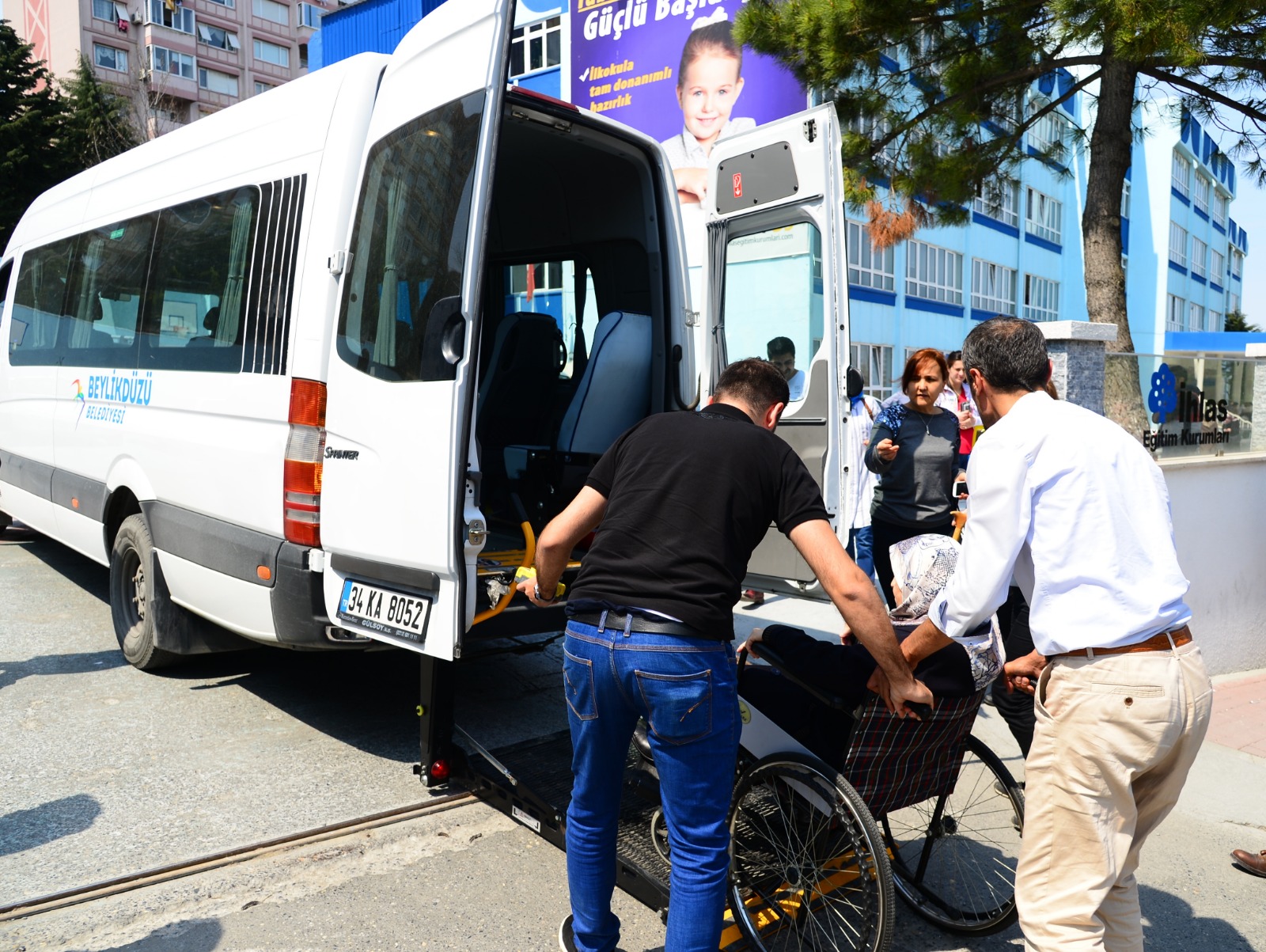 Beylikdüzü belediyesi yaşlı ve engellileri sandığa taşıyor