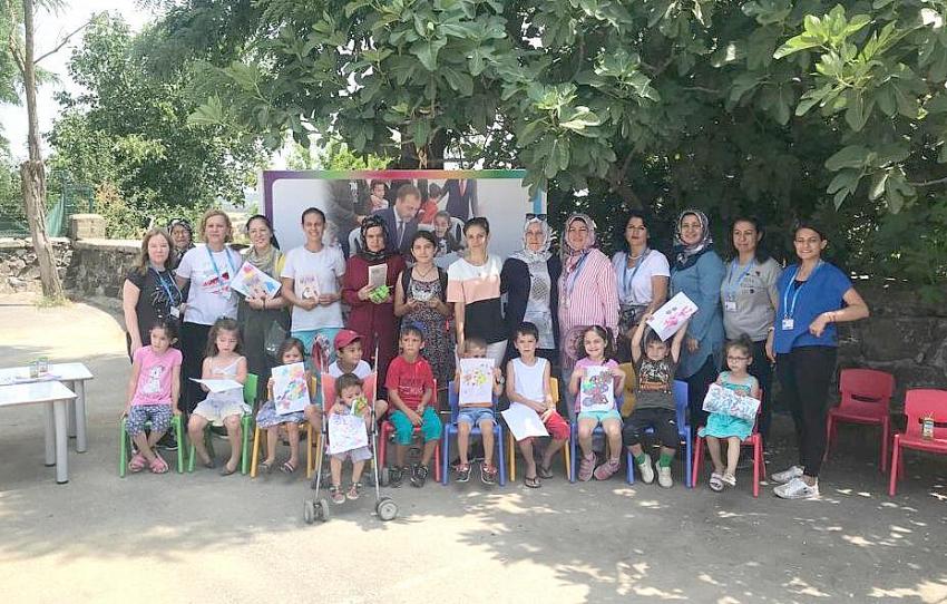 Anne ve çocuklar birlikte eğlendi