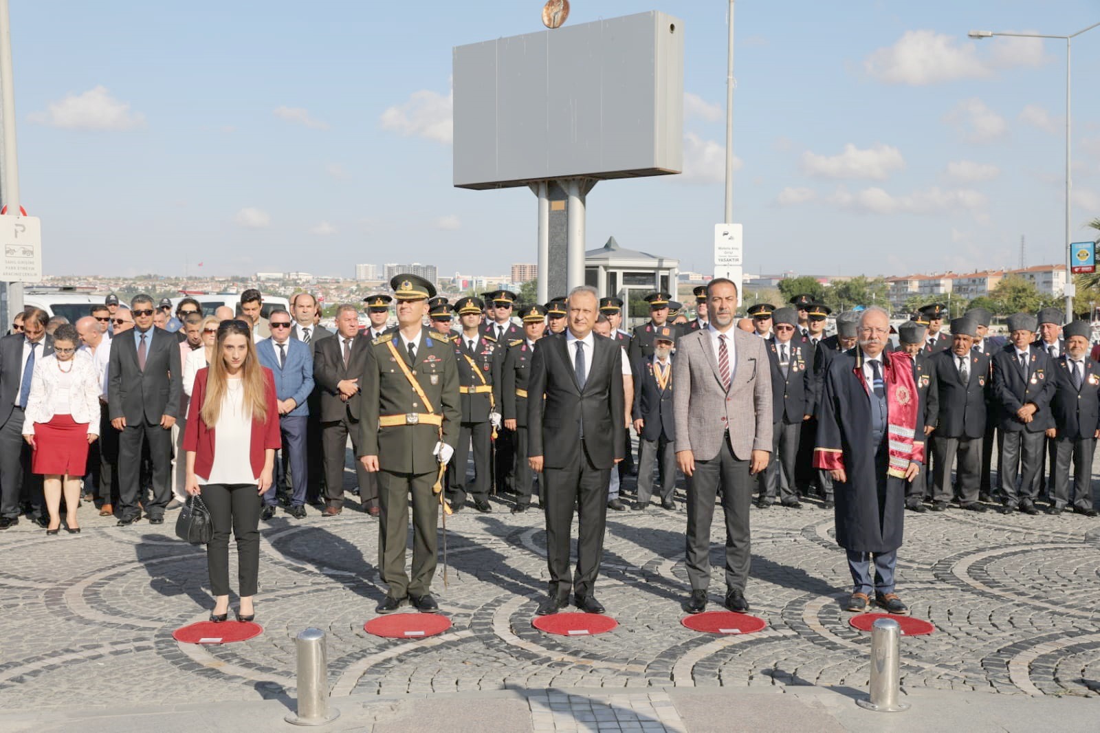 Bayram kutlamaları çelenk töreniyle başladı