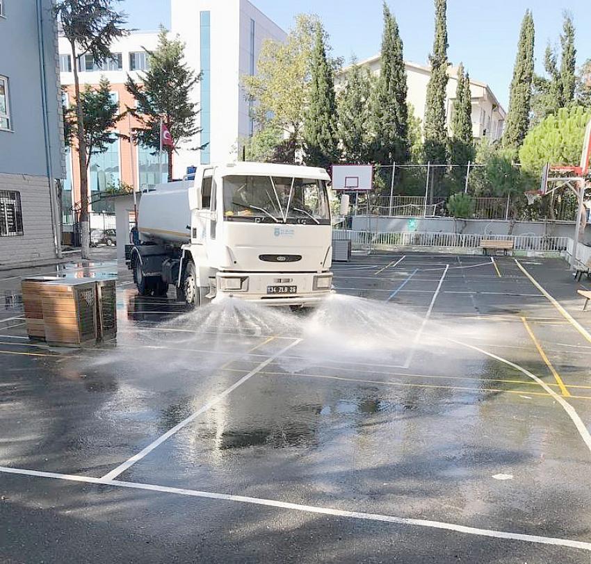 Belediye ekipleri okul bahçelerini temizledi