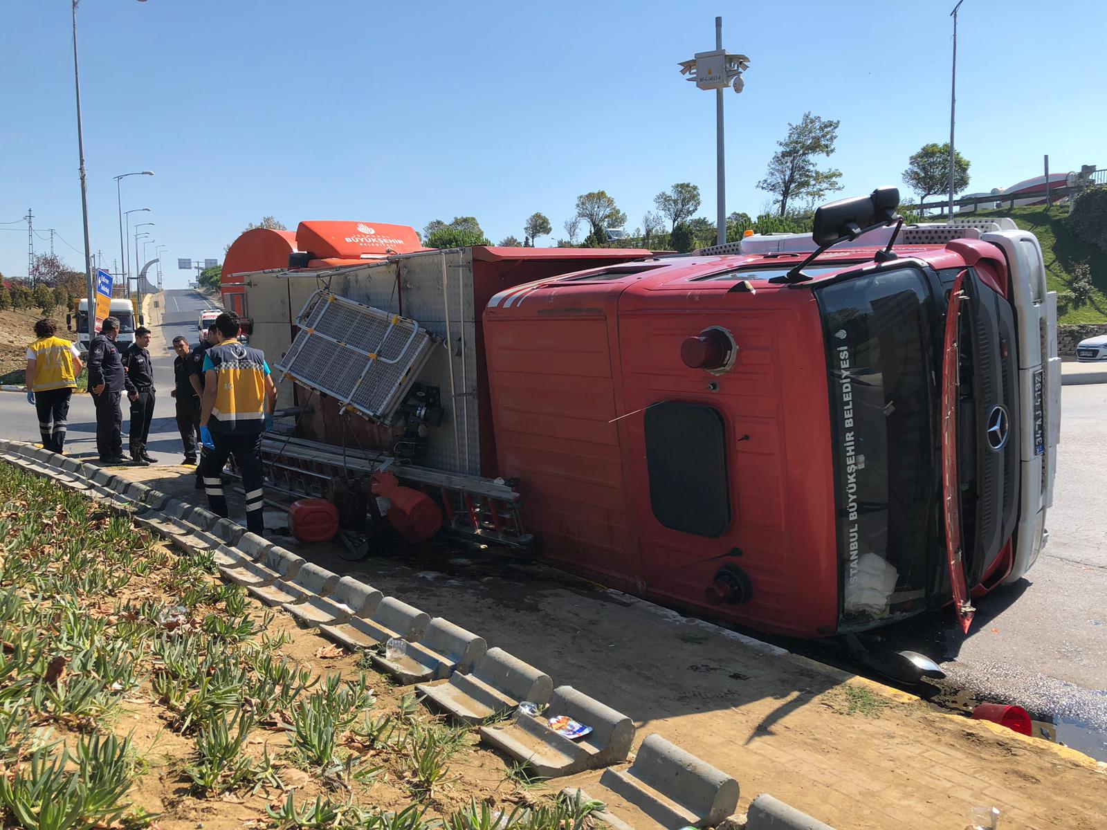 Silivri'de itfaiye aracı devrildi: 3 yaralı